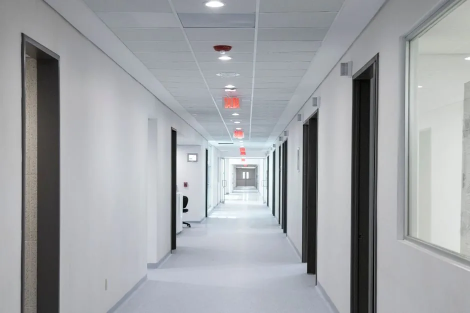 Couloir d'établissement de santé vu depuis le poste de soins