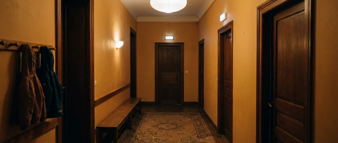 Couloir en éclairage de nuit, moment où le salarié circule le plus souvent seul